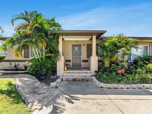 4864 Lake Charles Dr N, Kenneth City, FL 33709