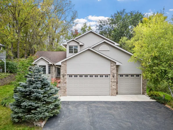 3071 Avon St N, Roseville, MN 55113