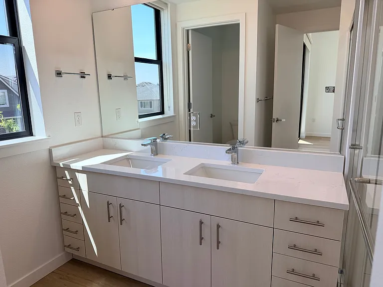 Abbey Creek Square Luxury Apartments — Photo 13