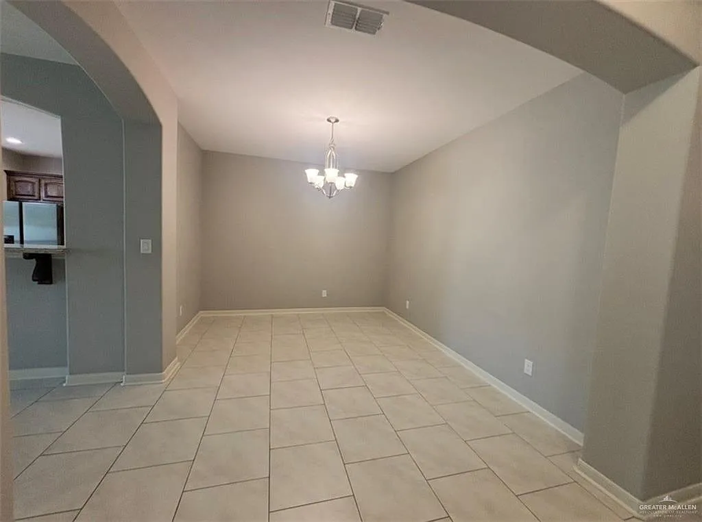 3 bed, 2.0 bath, 1815 sqft, $2,000 — Photo 3