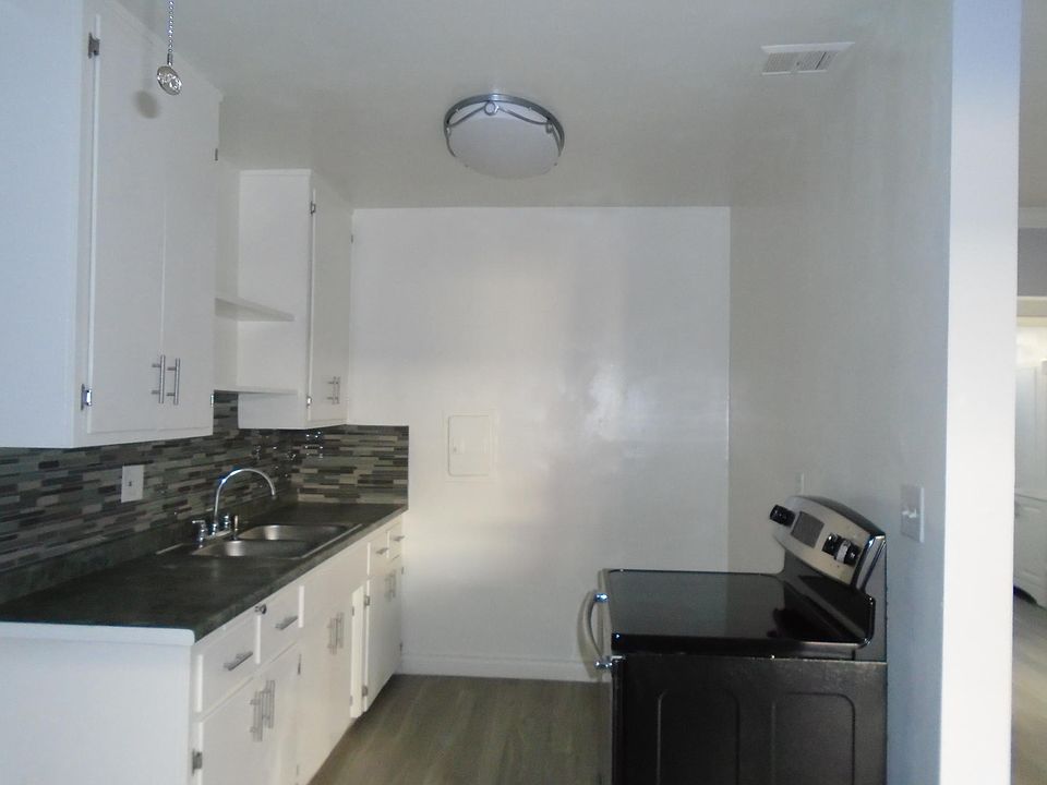 1st image of 8821 Owensmouth Ave APT 7