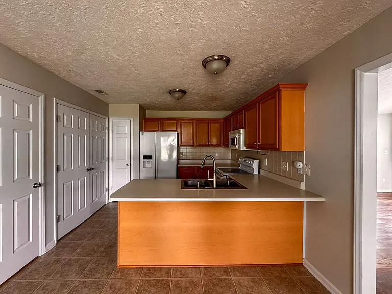 214 Somerset Dr — Photo 2