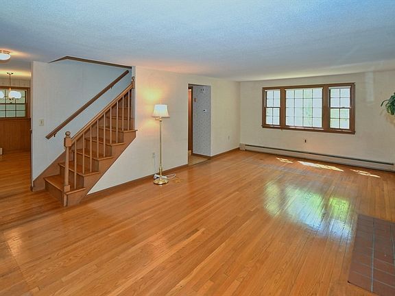 2nd image of 4 Applecrest Rd