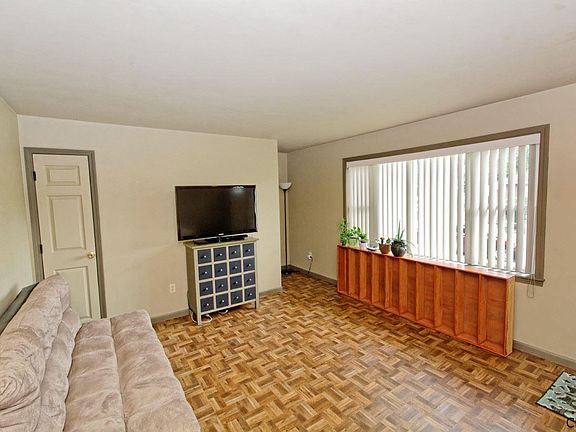 3rd image of 27 Moreland Ave