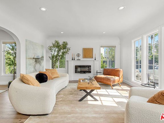 4th image of 821 S Cloverdale Ave