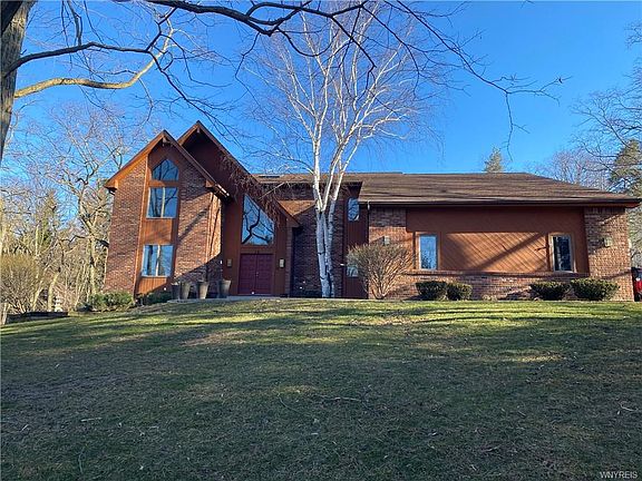 3rd image of 10 Hillsboro Dr