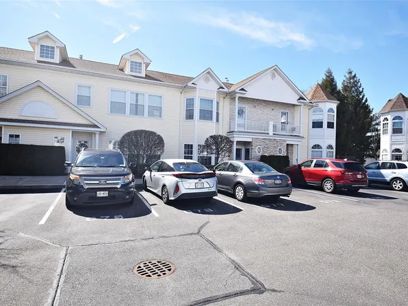 603 Narragansett Villas Dr, Lindenhurst, NY 11757