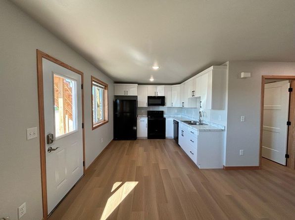 316 3rd St SE #2, Hayti, SD 57241