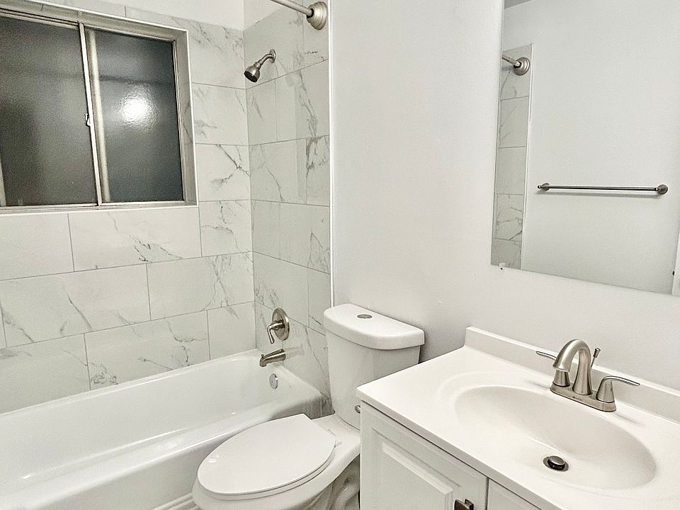 Experience luxury living with this beautifully designed bathroom featuring contemporary finishes. Experience luxury living with this beautifully designed bathroom featuring contemporary finishes.
