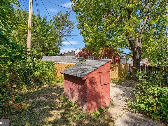 4th image of 10 Hillview Dr
