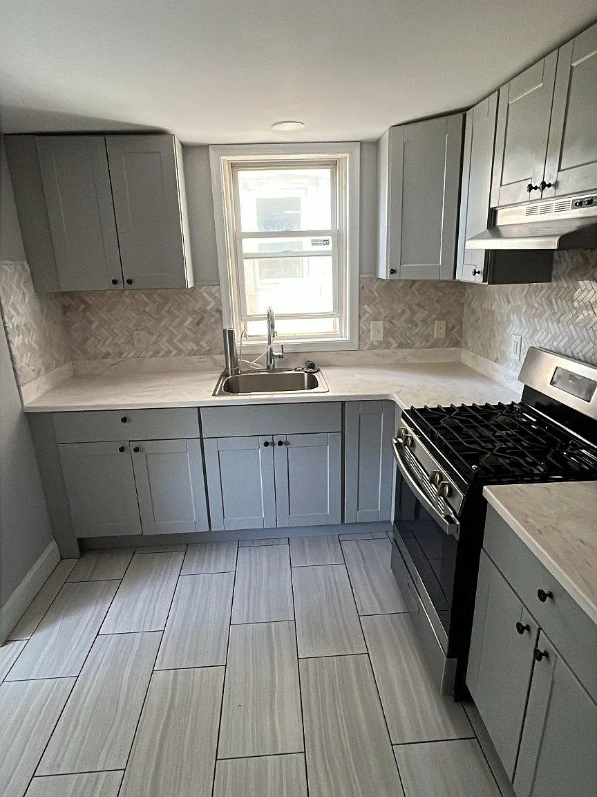 3 bed, 1.5 bath, 1152 sqft, $2,100 — Photo 2