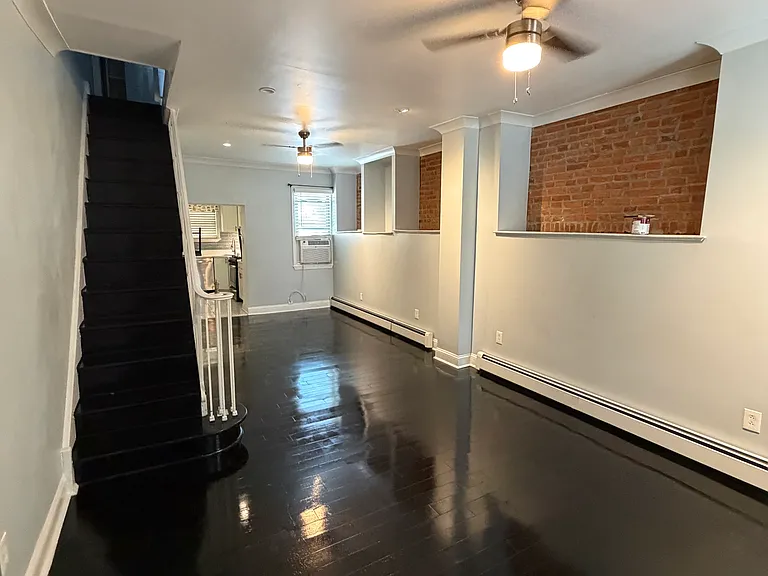 2977 Mercer St — Photo 2