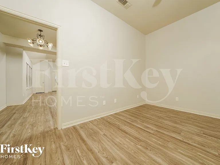 804 Center St — Photo 12