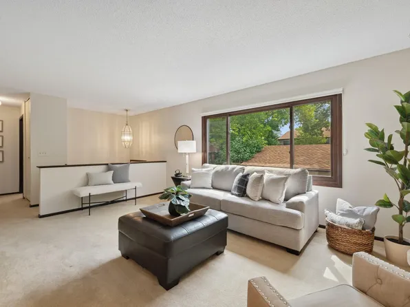 6324 Saint Johns Dr, Eden Prairie, MN 55346