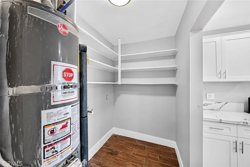2 bed, 945 sqft, $3,000 — Photo 2
