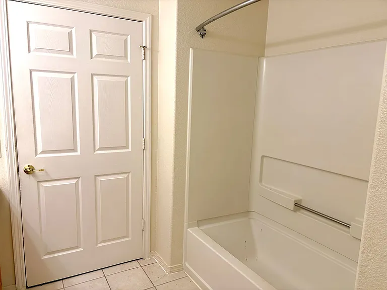 10211 N Lombard St — Photo 14