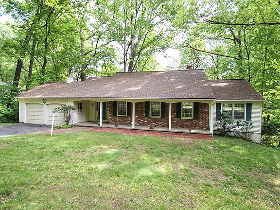2nd image of 7 Oak Leaf Ln