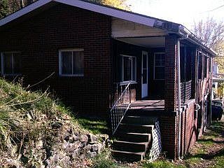 3rd image of 704 N Chestnut St