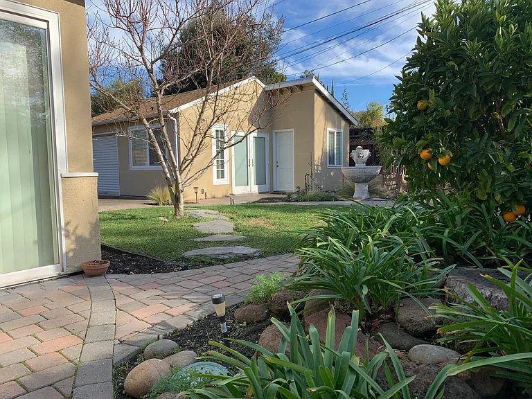 726 Marion Ave — Photo 1