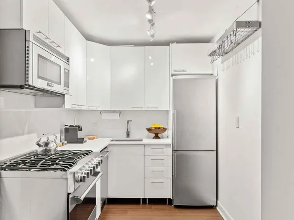 251 East 51st Street image 11 of 23