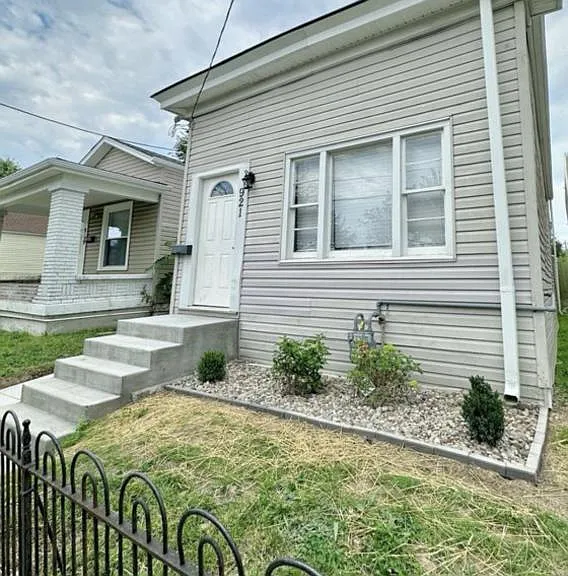 921 S Jackson St — Photo 2