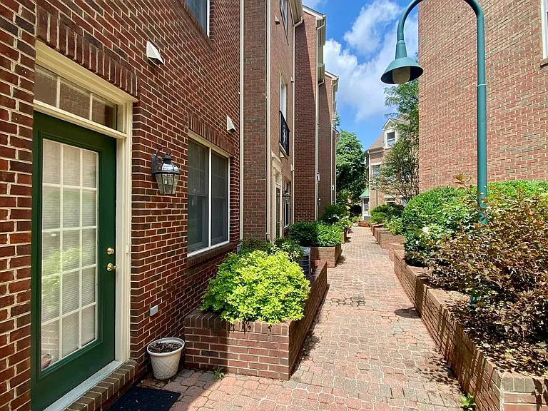 2621 Fairfax Dr — Photo 10