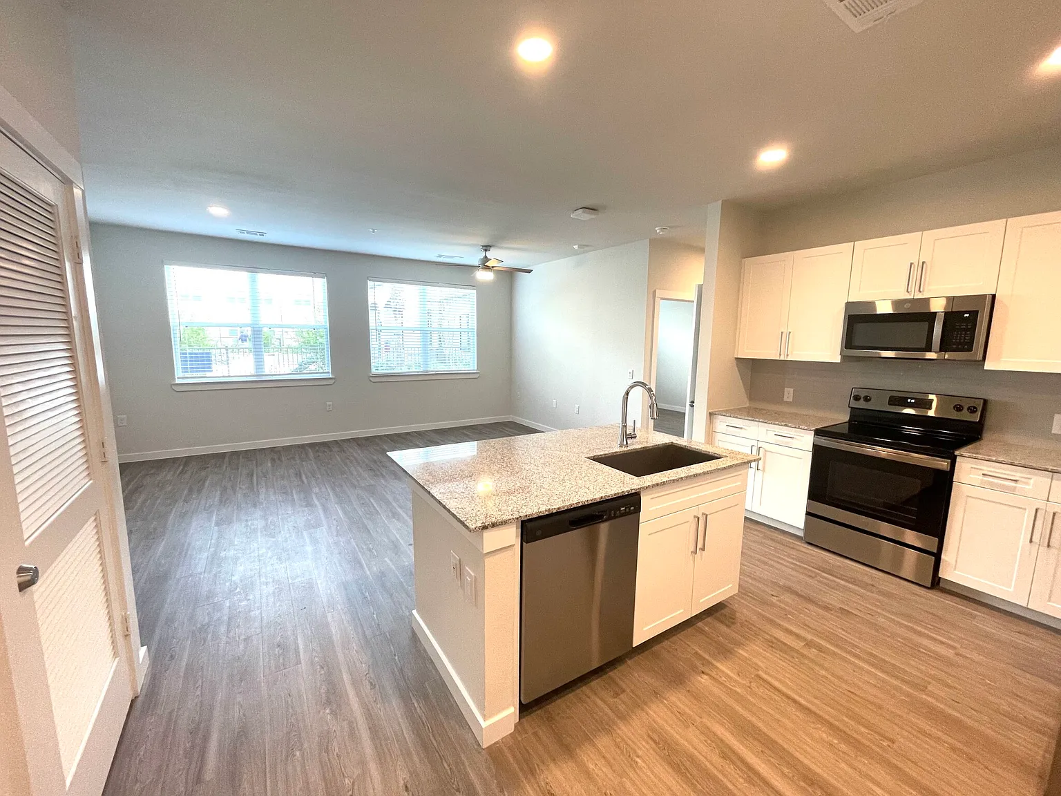 1 bed, 1.0 bath, 830 sqft, $1,049 — Photo 4
