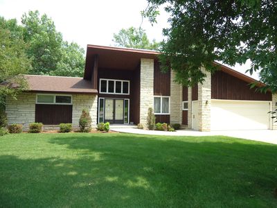 1002 1st St SW, Dyersville, IA, 52040
