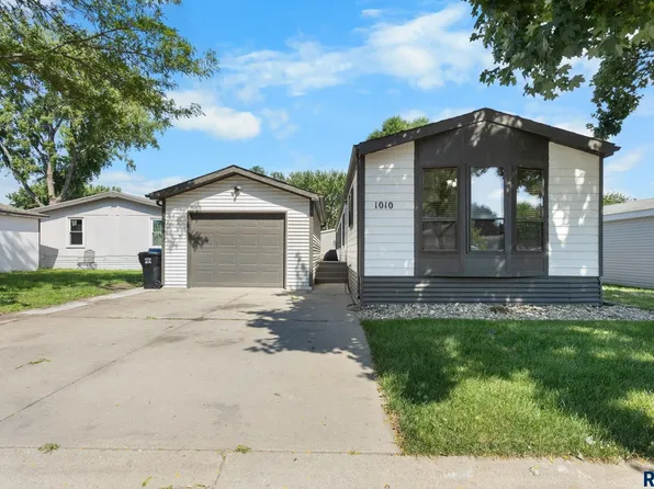 1010 S Ruby Pl, Sioux Falls, SD 57106
