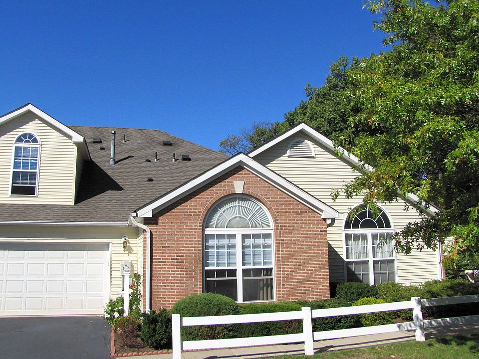Front view w/2 car attached garage