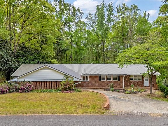 2nd image of 231 Honeysuckle Dr