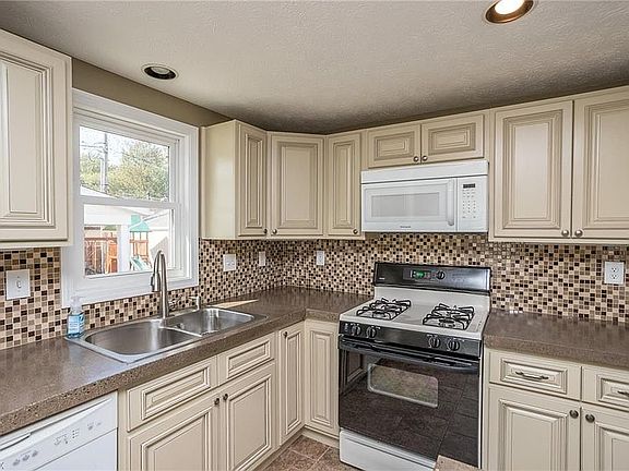 5th image of 138 Woodstock Ave