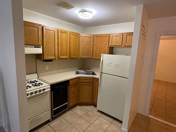 5th image of 2911 Newtown Ave