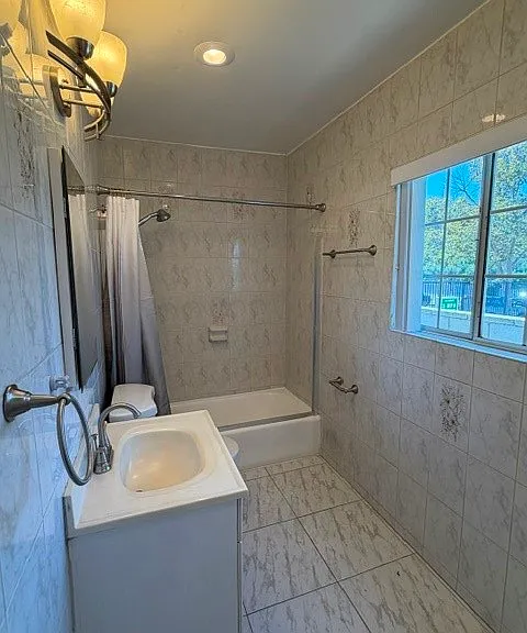 1717 N Berendo St — Photo 11
