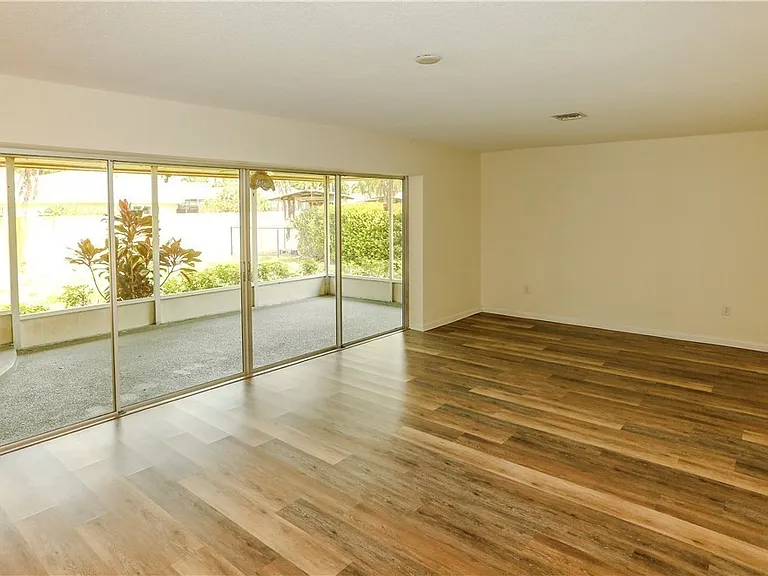 5654 Eichen Cir W — Photo 5