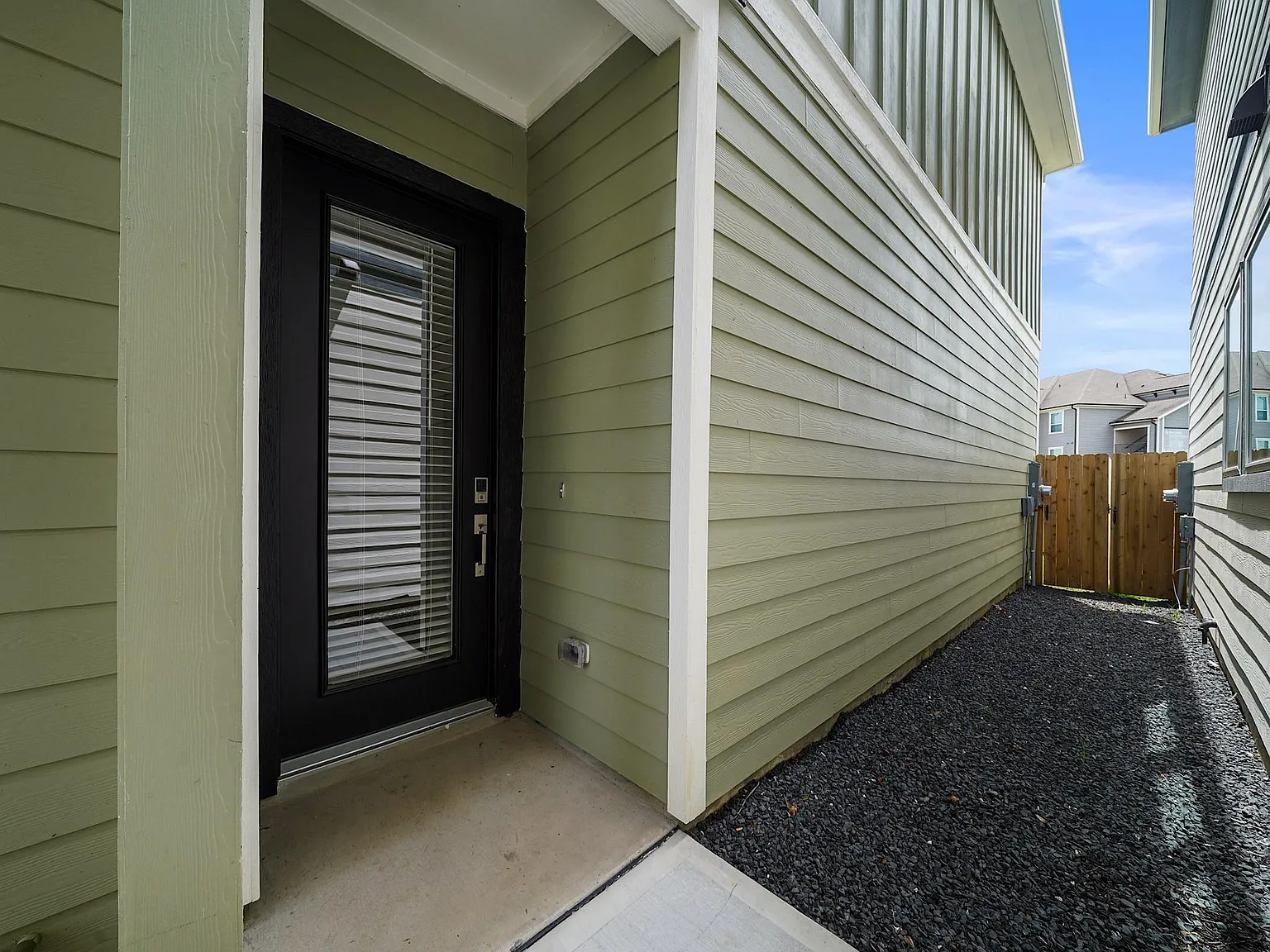 3 bed, 2.5 bath, 2007 sqft, $2,400 — Photo 3