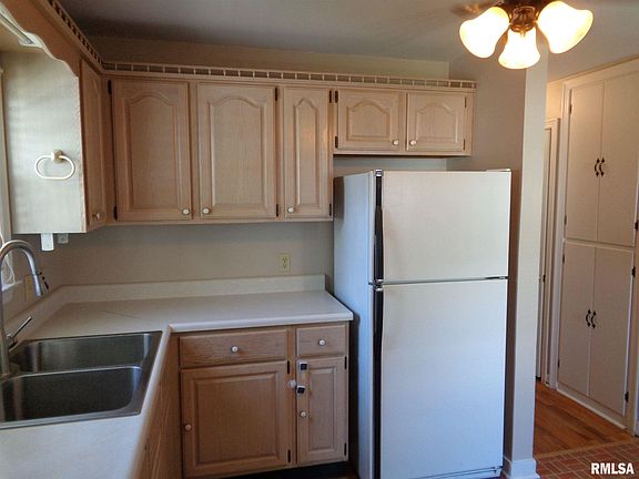4th image of 107 Amsler St