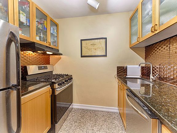 4th image of 425 E 63rd St APT W6f