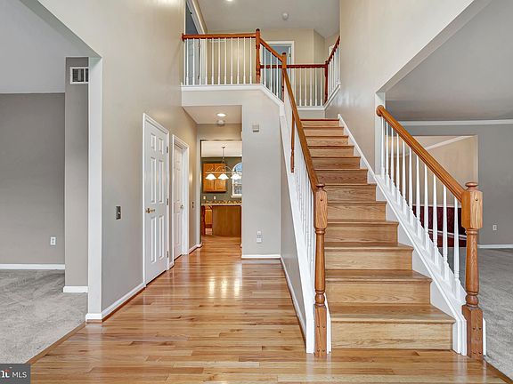 3rd image of 100 Carriage Wood Ct