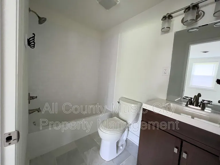 1013 Chadwell Dr — Photo 6