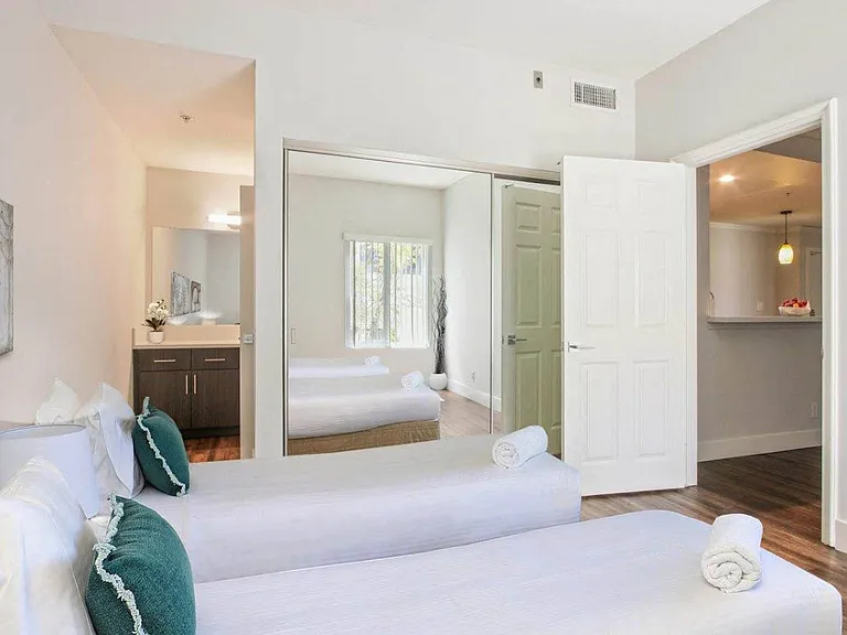 The Plaza Apartments — Photo 16
