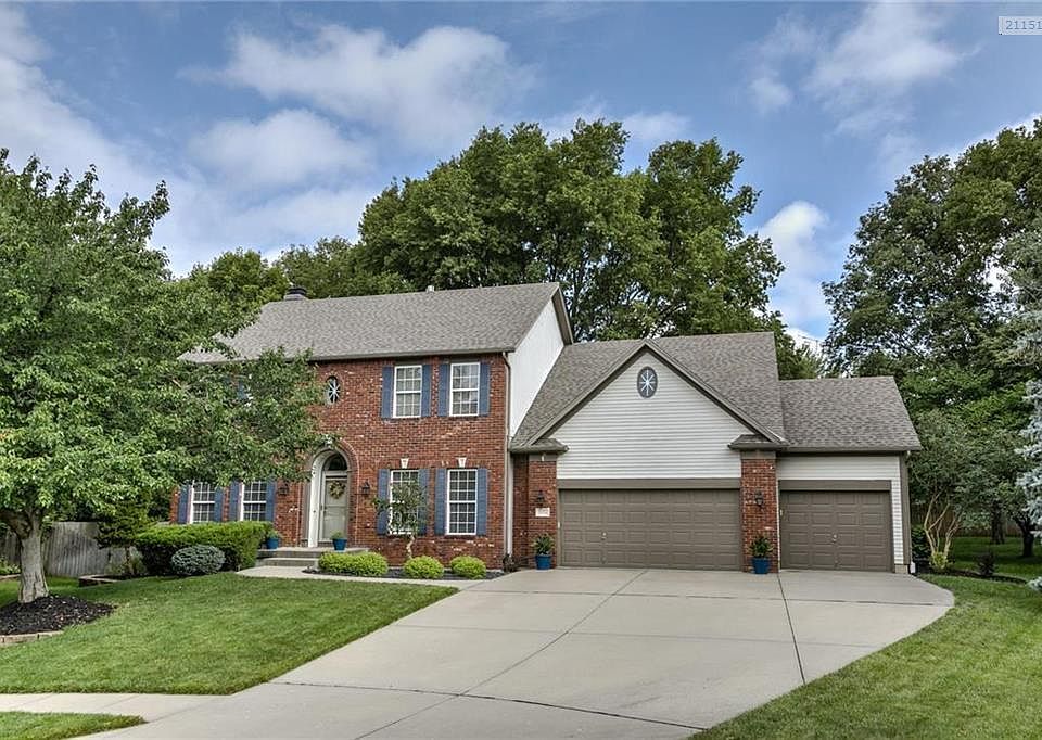 2 story is nestled on private cul de sac lot.  Garage easily fits 3 cars.  Seller has gotten 4 if you turn one car perpendicular.