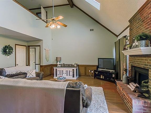 5th image of 8160 Creekside Cir N