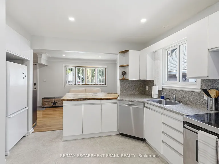 95 E 18th St #1 — Photo 17