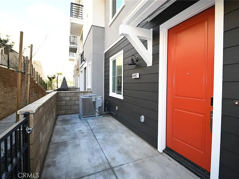 1487 Skyline Ln — Photo 2
