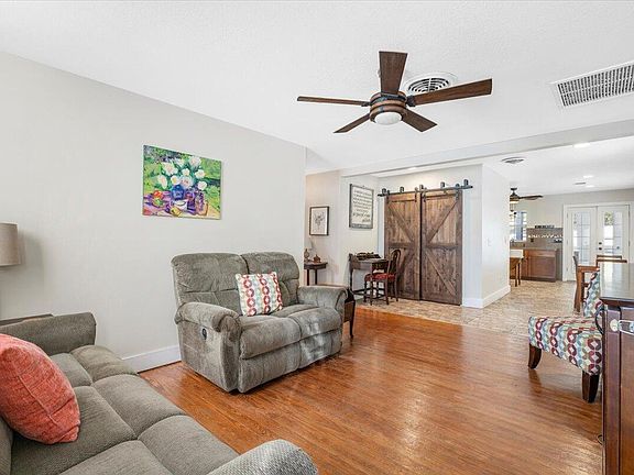 4th image of 925 27th Avenue