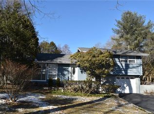 41 Woodland Dr, Uncasville, CT 06382