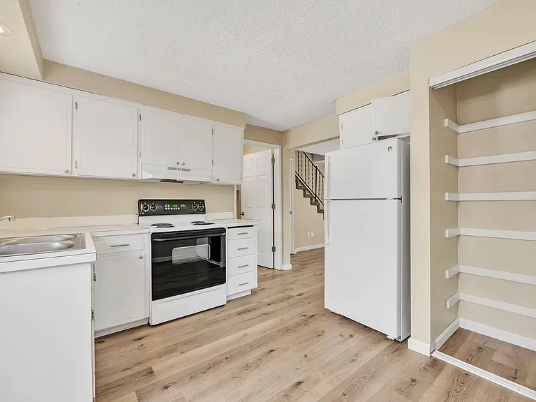 Villa Chateau Apartments — Photo 23