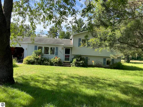 7963 Lois Ave, Grawn, MI 49637