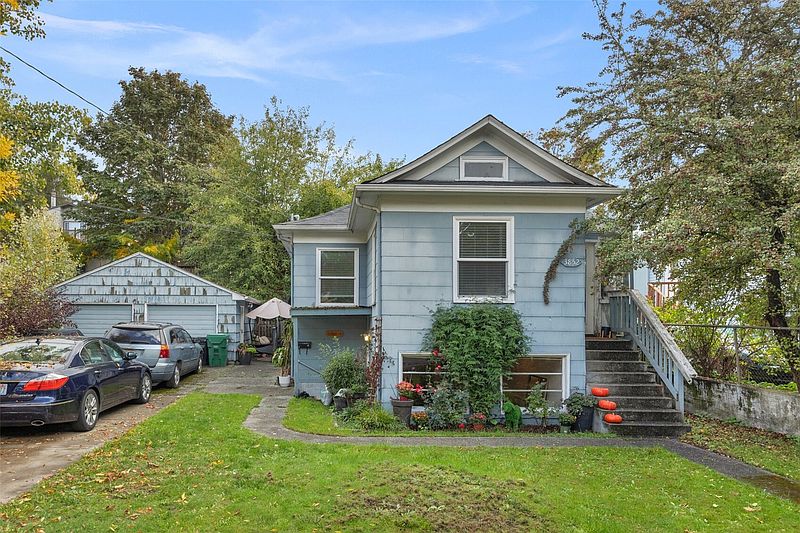 2nd image of 3852 Courtland Place S